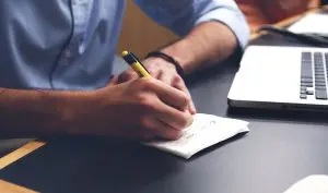 Un homme arrêté au travail