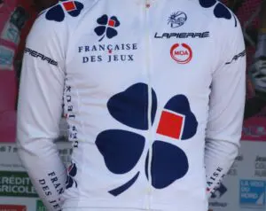 maillot blanc de cyclisme fdj avec logos de sponsors et trèfles bleu et rouge