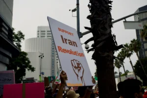 manifestation de soutien à la révolution iranienne avec pancarte et foule urbaine