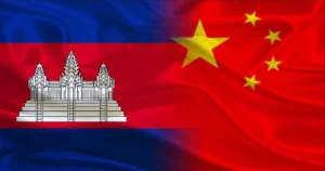 drapeaux de la chine et du cambodge côte à côte avec le temple d'angkor kor
