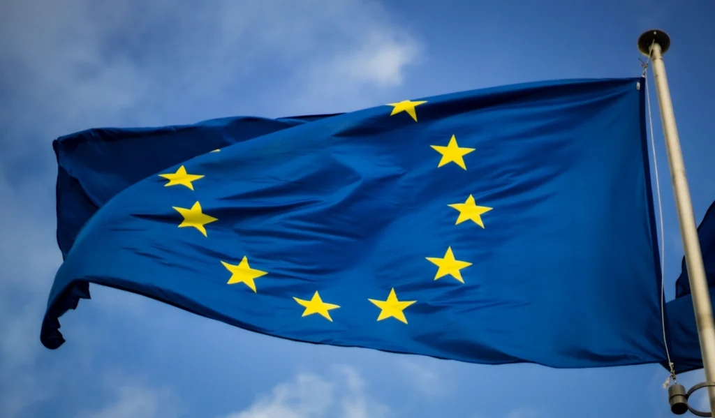 drapeau de l'union européenne avec douze étoiles jaunes flottant au vent